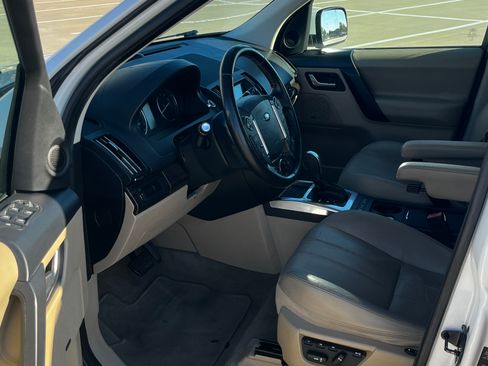 Used 2013 Land Rover LR2 HSE image 12