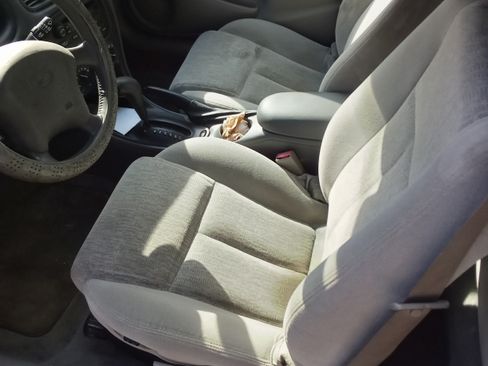 Used 2004 Oldsmobile Alero GL image 9