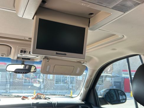 Used 2010 GMC Yukon XL Denali AWD/4WD image 17