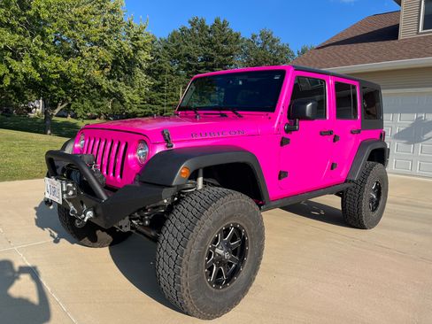 Used 2017 Jeep Wrangler Unlimited Rubicon w/ Connectivity Group image 12