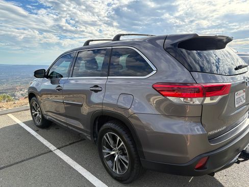 Used 2017 Toyota Highlander LE w/ Carpet Mat Package FWD image 2