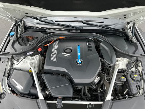 Used 2019 BMW 530e w/ M Sport Package RWD image 10