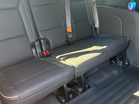 Used 2024 GMC Yukon XL SLT w/ SLT Luxury Package image 8