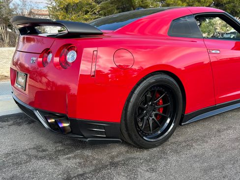 Used 2015 Nissan GT-R Black Edition image 2