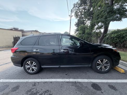 Used 2018 Nissan Pathfinder SL FWD image 1