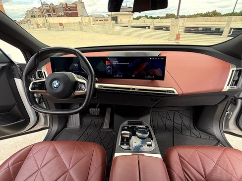Used 2023 BMW iX xDrive50 w/ Sport Package AWD/4WD image 20
