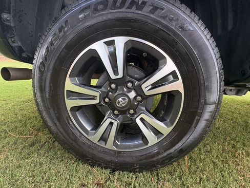 Used 2018 Toyota Tacoma TRD Sport RWD image 19