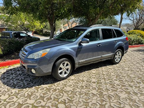 Used 2014 Subaru Outback 2.5i Premium image 2