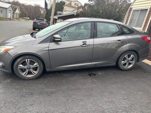 Used 2014 Ford Focus SE w/ SE Sport Package image 2