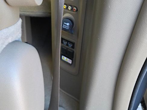 Used 2016 Chrysler Town & Country Touring w/ Driver Convenience Group image 16