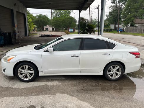 Used 2014 Nissan Altima 2.5 SV FWD image 2