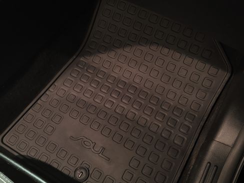 Used 2017 Kia Soul + image 14