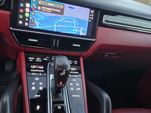 Used 2023 Porsche Cayenne Platinum Edition image 10