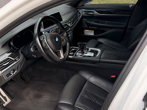 Used 2018 BMW 750i image 10