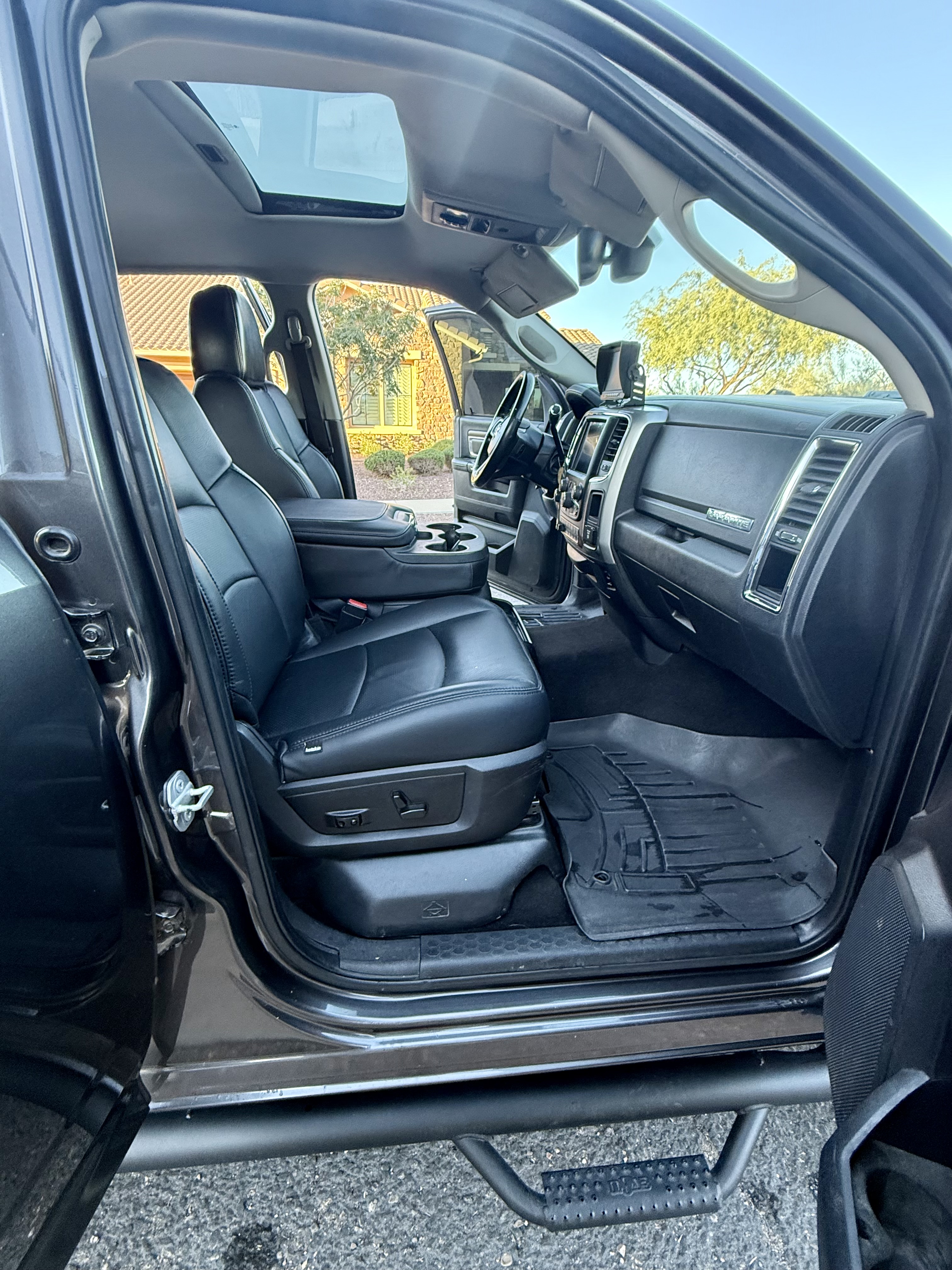 Used 2016 RAM 3500 Laramie w/ Convenience Group AWD/4WD image 11
