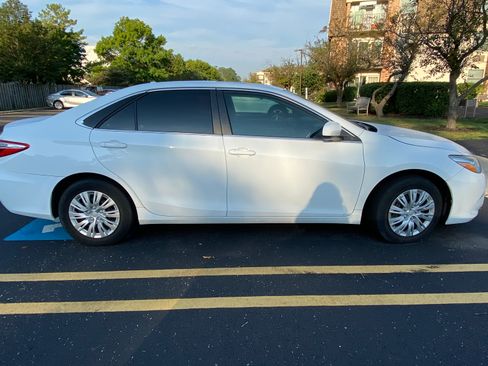 Used 2016 Toyota Camry LE w/ Moonroof Package image 5