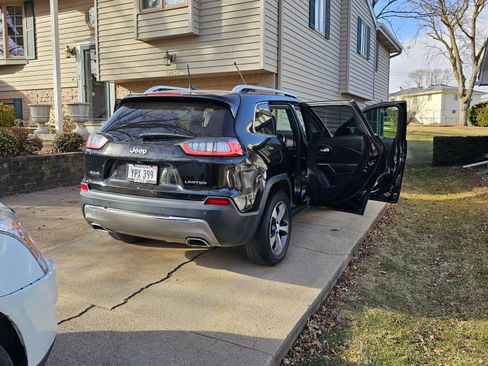 Used 2019 Jeep Cherokee Limited image 15