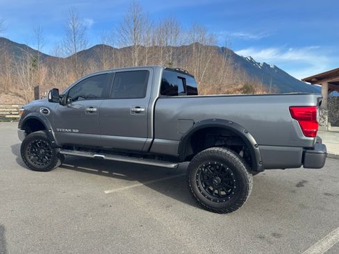 Used 2018 Nissan Titan SV w/ SV Convenience Package image 4