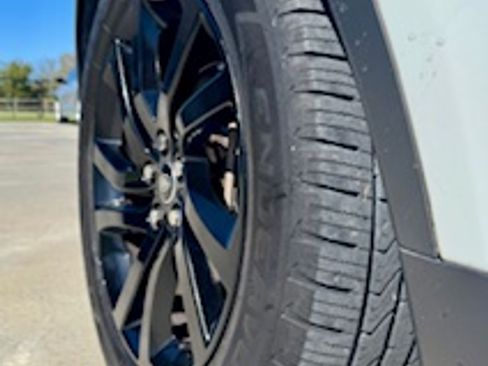 Used 2017 Land Rover Discovery SE image 13