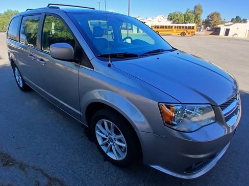 Used 2019 Dodge Grand Caravan SXT image 2