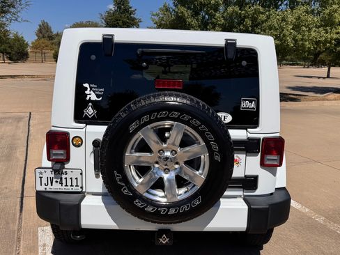 Used 2016 Jeep Wrangler Unlimited Sahara w/ Connectivity Group AWD/4WD image 9