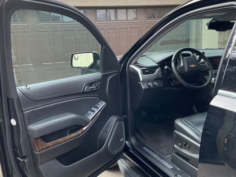 Used 2019 Chevrolet Suburban LT image 8