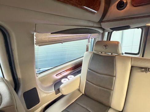 Used 2021 GMC Savana 2500 w/ Enhanced Convenience Package image 11