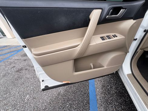 Used 2011 Toyota Highlander SE image 27