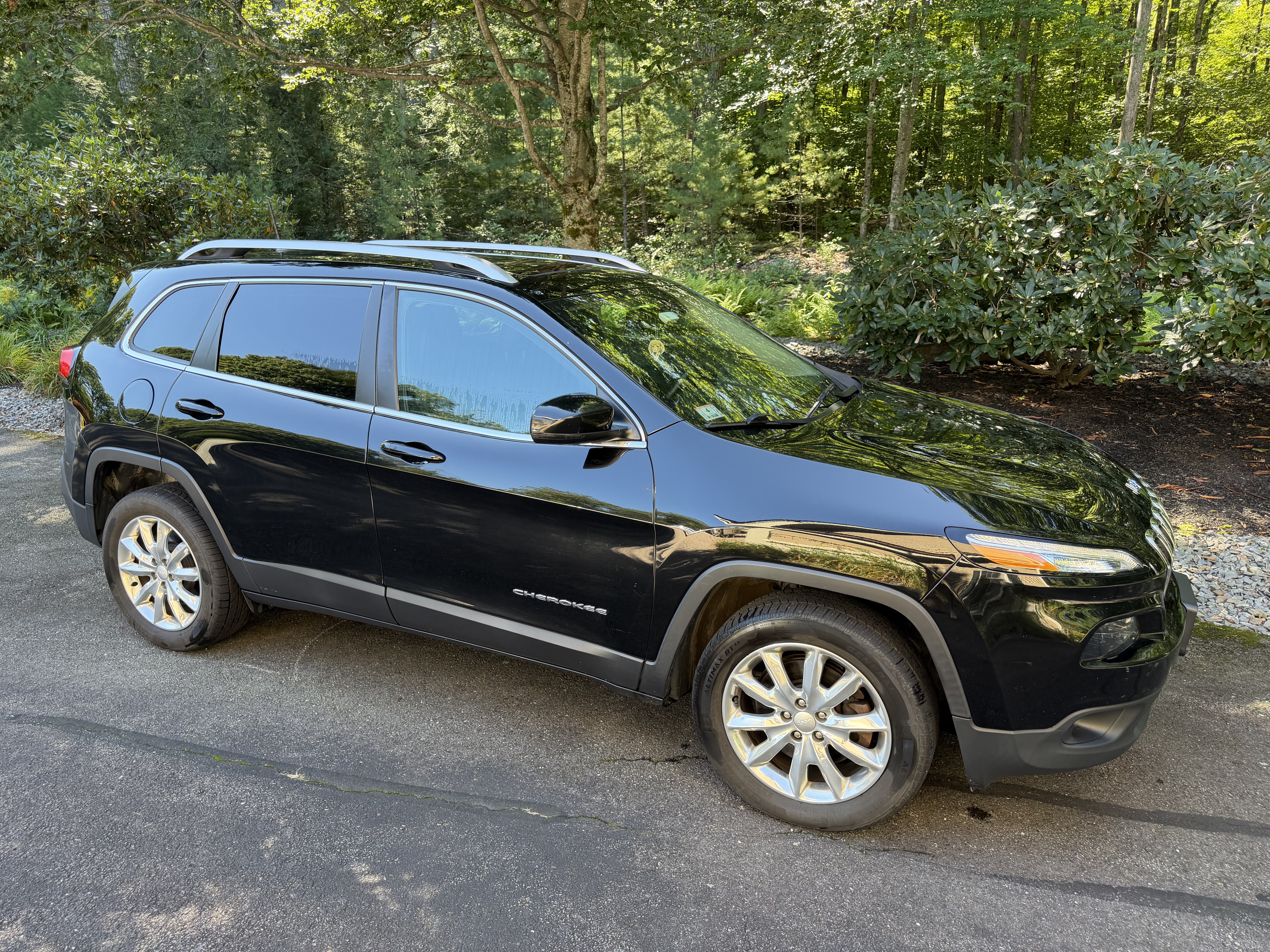 Used 2017 Jeep Cherokee Limited AWD/4WD image 4