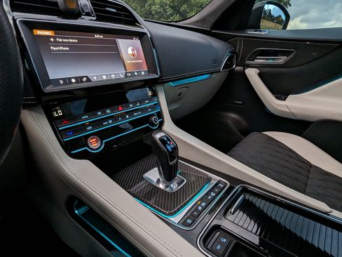 Used 2019 Jaguar F-PACE SVR image 20