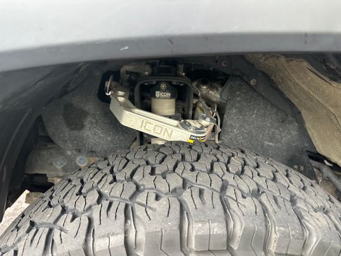 Used 2018 Toyota Tacoma TRD Off-Road AWD/4WD image 17