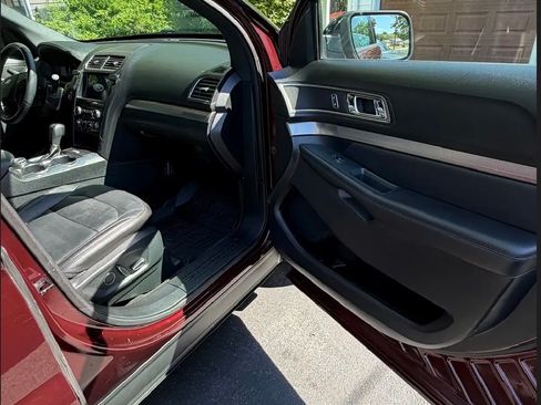 Used 2018 Ford Explorer XLT w/ Equipment Group 202A AWD/4WD image 10