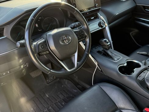 Used 2022 Toyota Venza XLE image 8