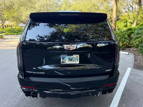 Used 2025 Cadillac Escalade ESV V image 4