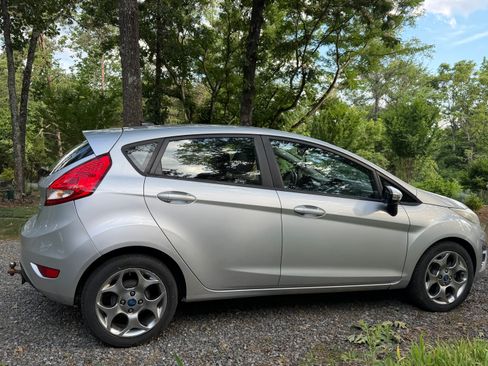 Used 2012 Ford Fiesta SES FWD image 2