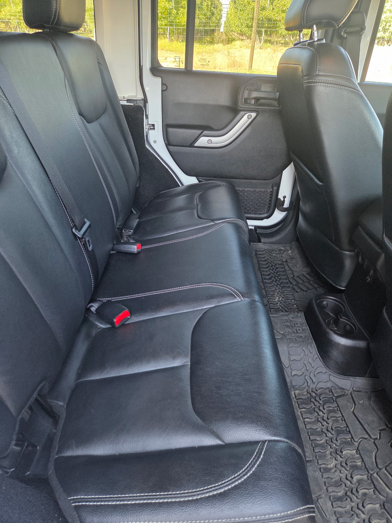 Used 2015 Jeep Wrangler Unlimited Sahara w/ Connectivity Group AWD/4WD image 13