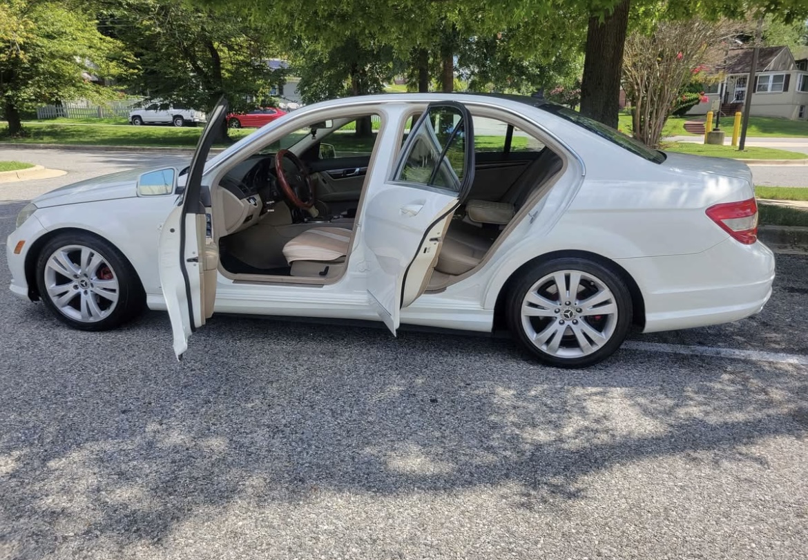 Used 2011 Mercedes-Benz C 300 4MATIC Sedan image 4