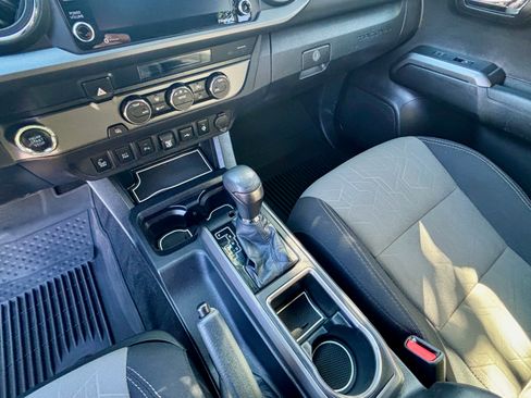 Used 2022 Toyota Tacoma TRD Sport w/ Technology Package RWD image 12