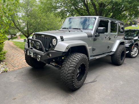 Used 2013 Jeep Wrangler Unlimited Sahara w/ Dual Top Group AWD/4WD image 2