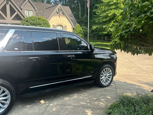 Used 2024 Cadillac Escalade ESV Luxury AWD/4WD image 4