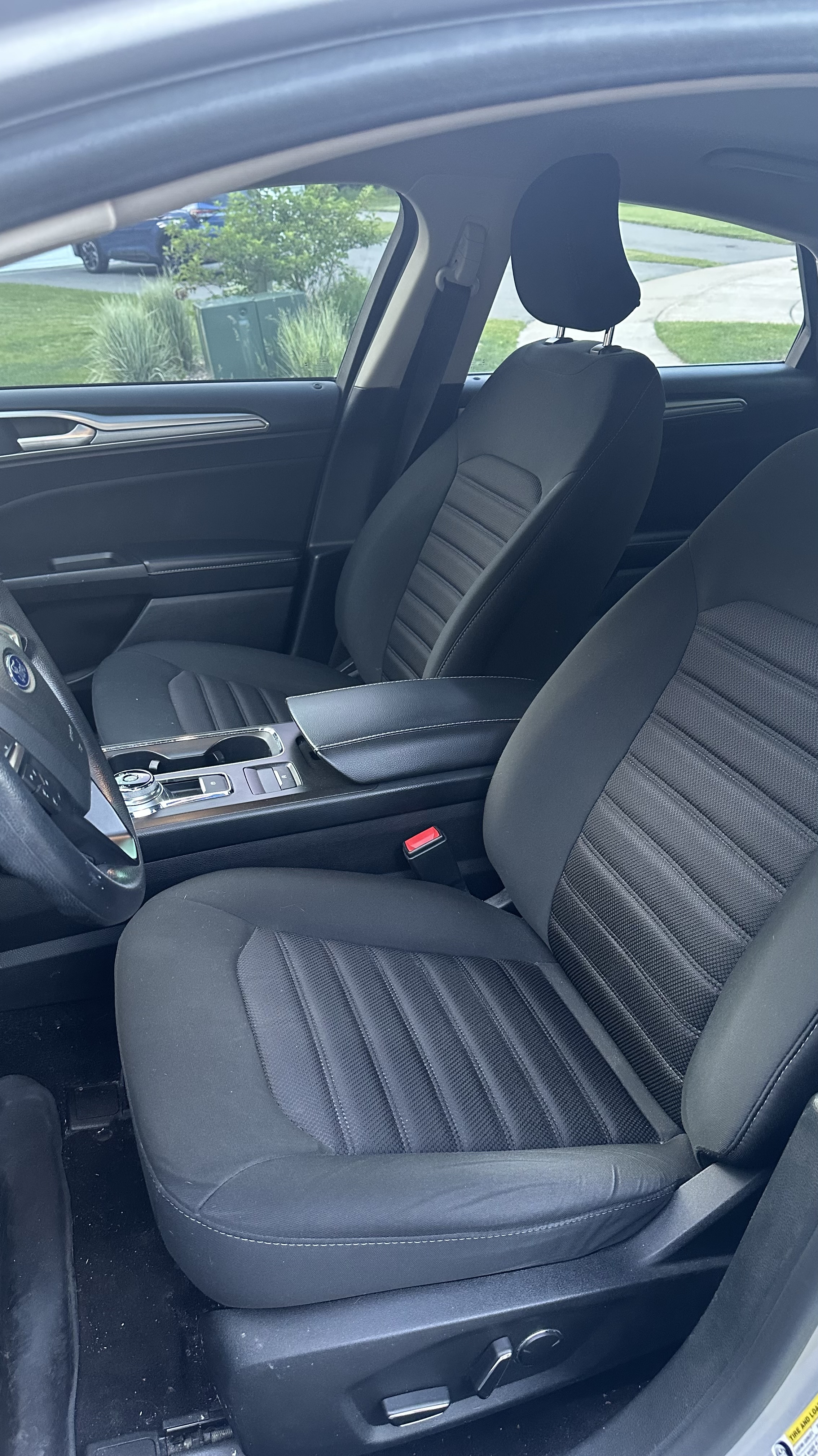 Used 2019 Ford Fusion SE FWD image 4
