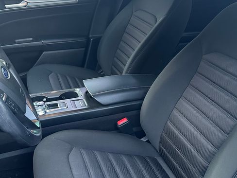 Used 2019 Ford Fusion SE FWD image 4
