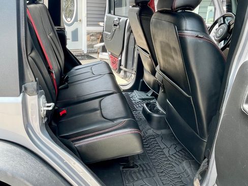 Used 2018 Jeep Wrangler Unlimited Rubicon AWD/4WD image 11