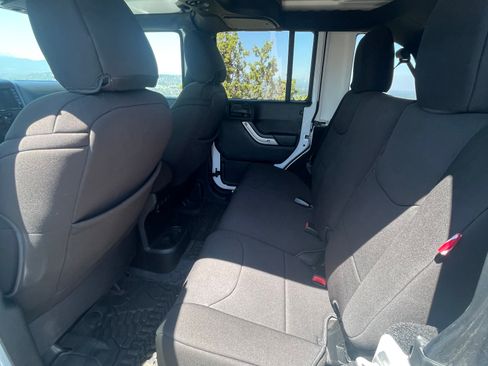 Used 2018 Jeep Wrangler Unlimited Rubicon w/ Connectivity Group AWD/4WD image 13