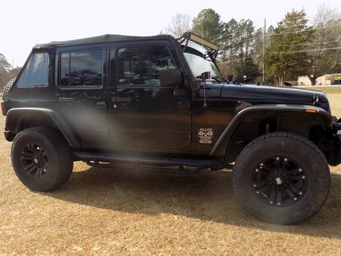 Used 2013 Jeep Wrangler Unlimited Sahara image 4