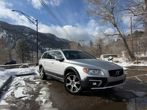 Used 2015 Volvo XC70 T6 w/ Proximity Package image 1