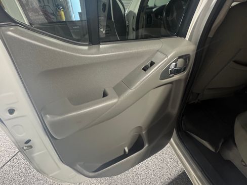 Used 2019 Nissan Frontier SV image 8