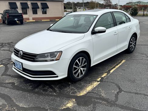 Used 2017 Volkswagen Jetta SE image 2