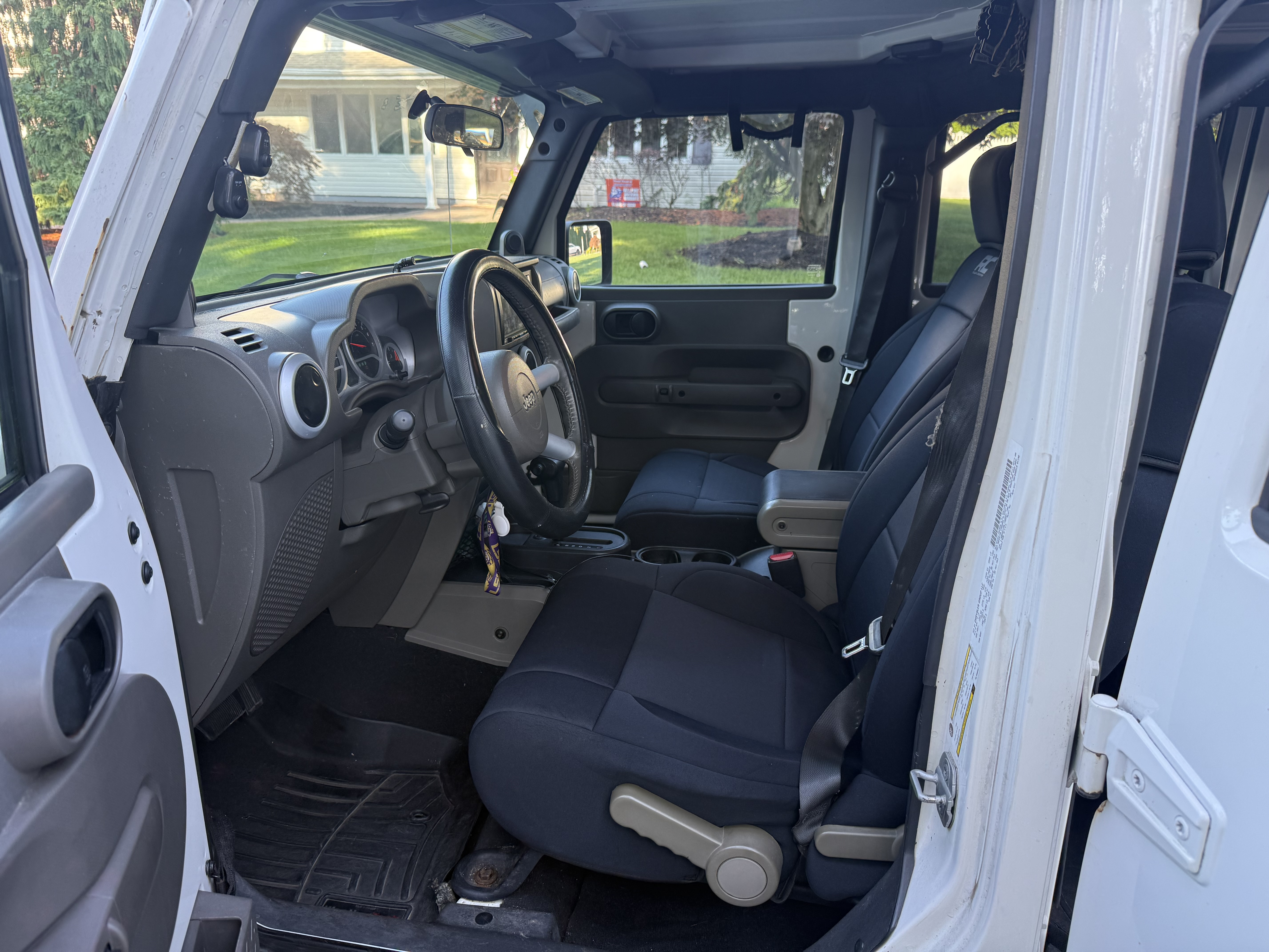 Used 2010 Jeep Wrangler Unlimited Sahara AWD/4WD image 11