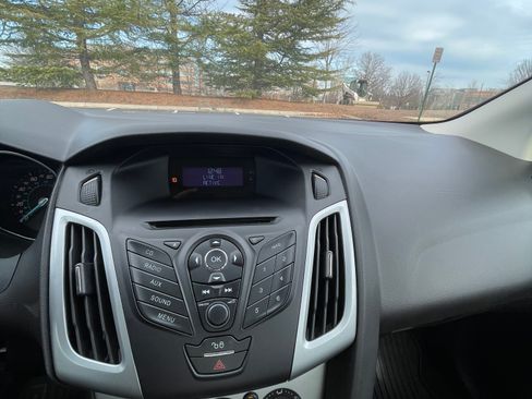 Used 2012 Ford Focus SE w/ SE Winter Pkg image 10